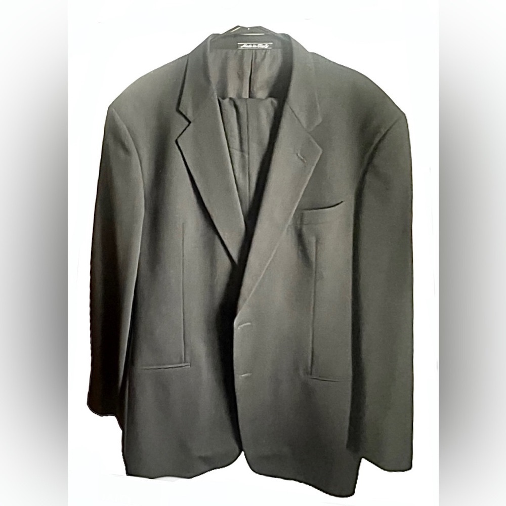 Armani Collezioni Men’s Black Big & Tall suit in excellent condition size 44L.